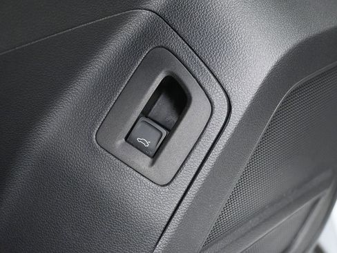 Used 2021 Volkswagen Atlas Cross Sport SE w/ Panoramic Sunroof Package image 19