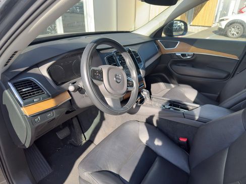 Certified 2022 Volvo XC90 T6 Momentum w/ Climate Package image 19