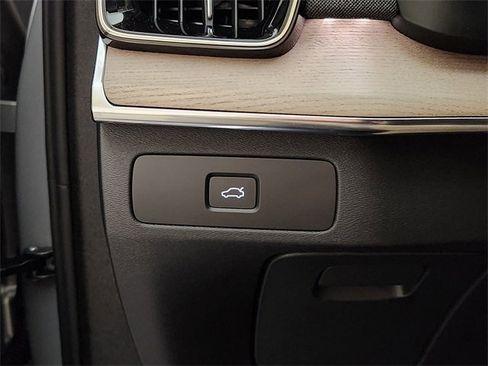 Used 2025 Volvo XC90 B5 Plus image 21