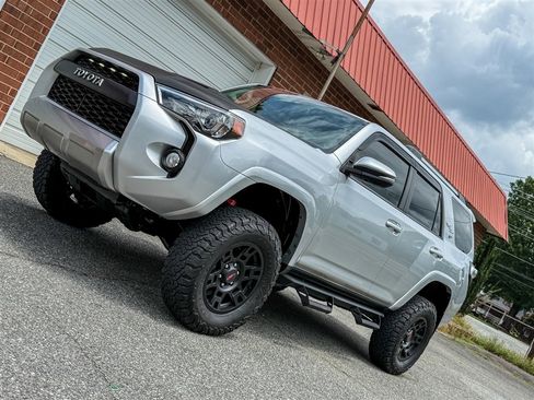 Used 2018 Toyota 4Runner TRD Off-Road Premium AWD/4WD image 3