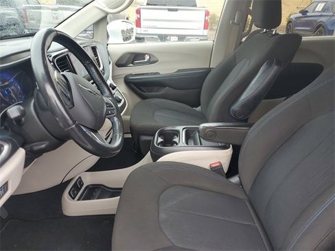 Used 2021 Chrysler Pacifica Touring w/ Uconnect Theater Family Group image 17