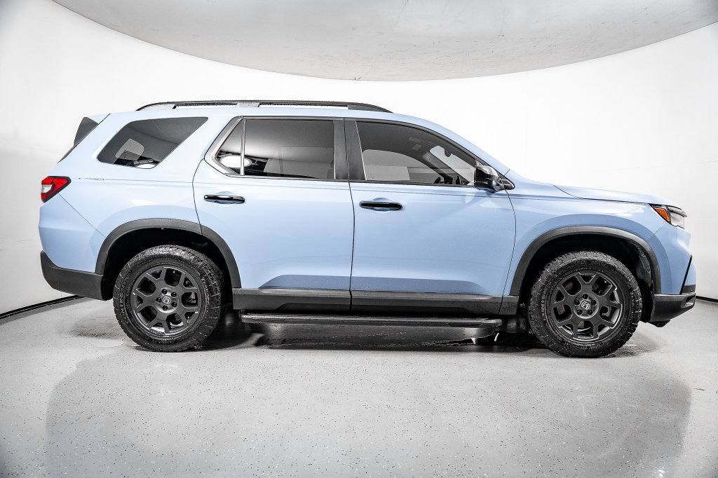 Used 2025 Honda Pilot TrailSport image 3