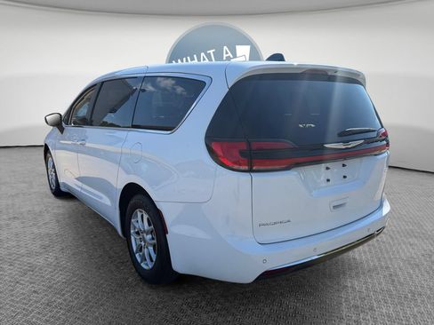 Used 2023 Chrysler Pacifica Touring-L FWD image 6