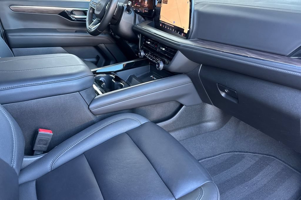 Used 2025 Chevrolet Suburban Z71 AWD/4WD image 19