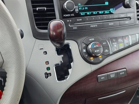 Used 2013 Toyota Sienna XLE image 26