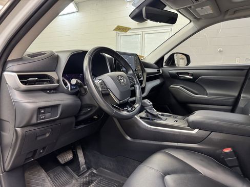 Used 2020 Toyota Highlander XLE image 12