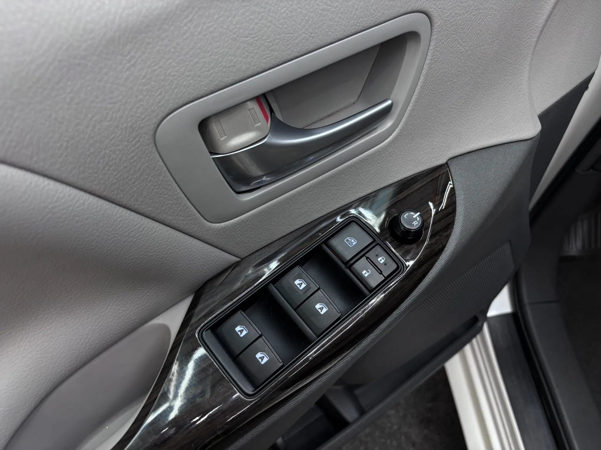 Used 2015 Toyota Sienna XLE w/ XLE Navigation Package FWD image 21