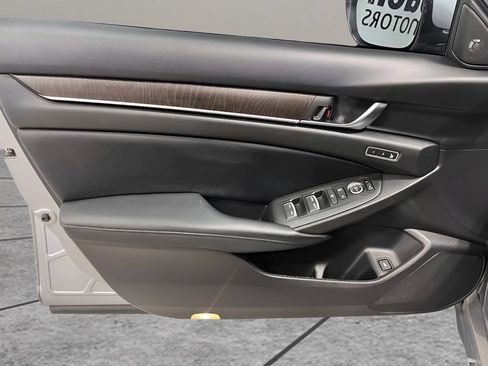 Used 2018 Honda Accord Touring image 10