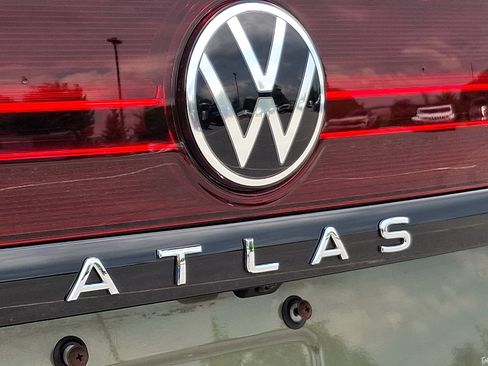 Used 2025 Volkswagen Atlas Peak Edition SE AWD/4WD image 32