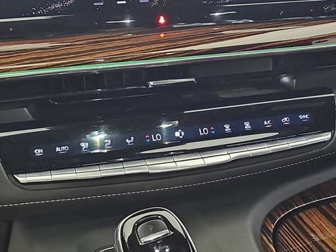 Used 2021 Cadillac Escalade ESV Luxury AWD/4WD image 22