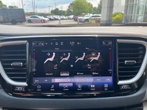 Used 2023 Chrysler Pacifica Touring-L image 20