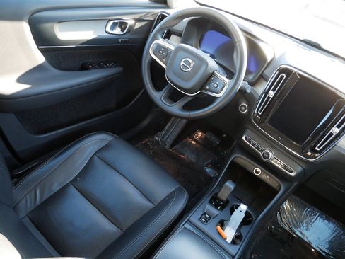 Used 2024 Volvo XC40 B5 Core image 9