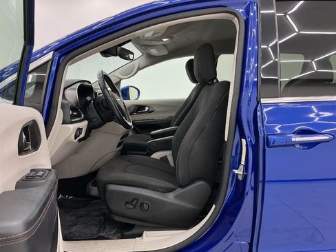 Used 2020 Chrysler Pacifica Touring w/ Advanced Safetytec Group FWD image 15