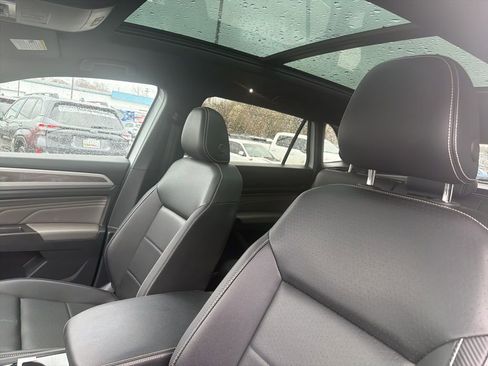 Used 2022 Volkswagen Atlas Cross Sport SE image 16