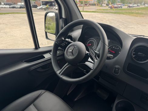 Used 2025 Mercedes-Benz Sprinter 2500 image 25