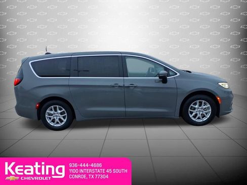Used 2023 Chrysler Pacifica Touring-L image 4