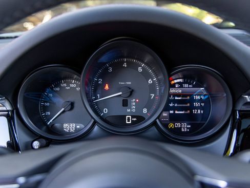 Certified 2025 Porsche Macan AWD/4WD image 40