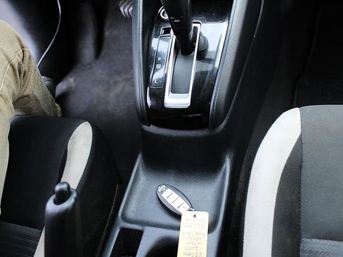 Used 2022 Nissan Versa SV image 10