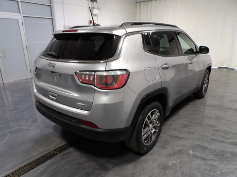 Used 2017 Jeep Compass Latitude w/ Popular Equipment Group AWD/4WD image 4