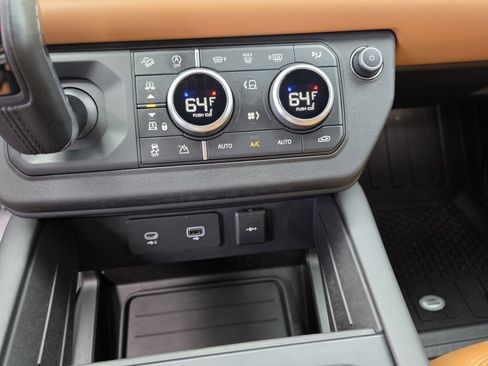 Used 2023 Land Rover Defender 110 image 20