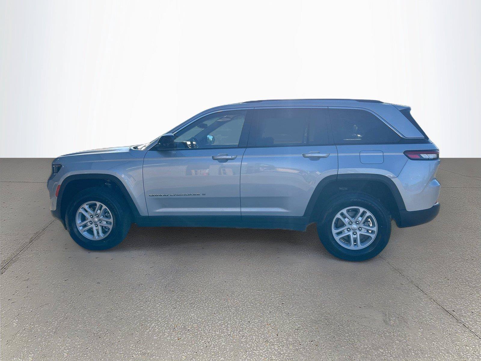 Used 2023 Jeep Grand Cherokee Laredo w/ Luxury Tech Group I AWD/4WD image 7
