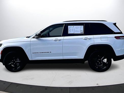 Used 2023 Jeep Grand Cherokee Altitude image 6