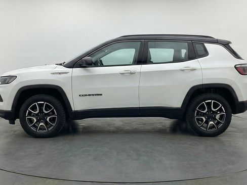 Used 2025 Jeep Compass Trailhawk AWD/4WD image 5