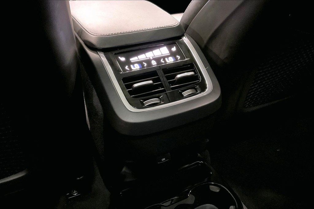 Certified 2024 Volvo XC90 B6 Ultimate w/ Protection Package Premier AWD/4WD image 11