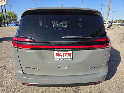 Used 2022 Chrysler Pacifica Touring-L w/ Uconnect Theater Family Group FWD image 6