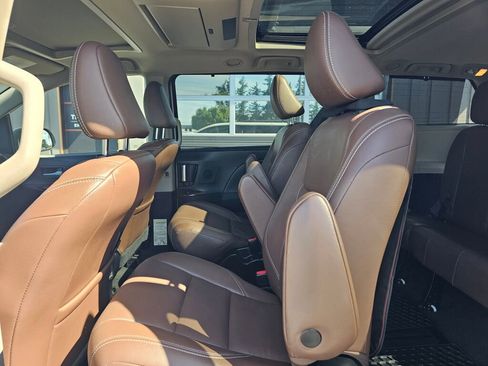 Used 2018 Toyota Sienna Limited AWD/4WD image 18
