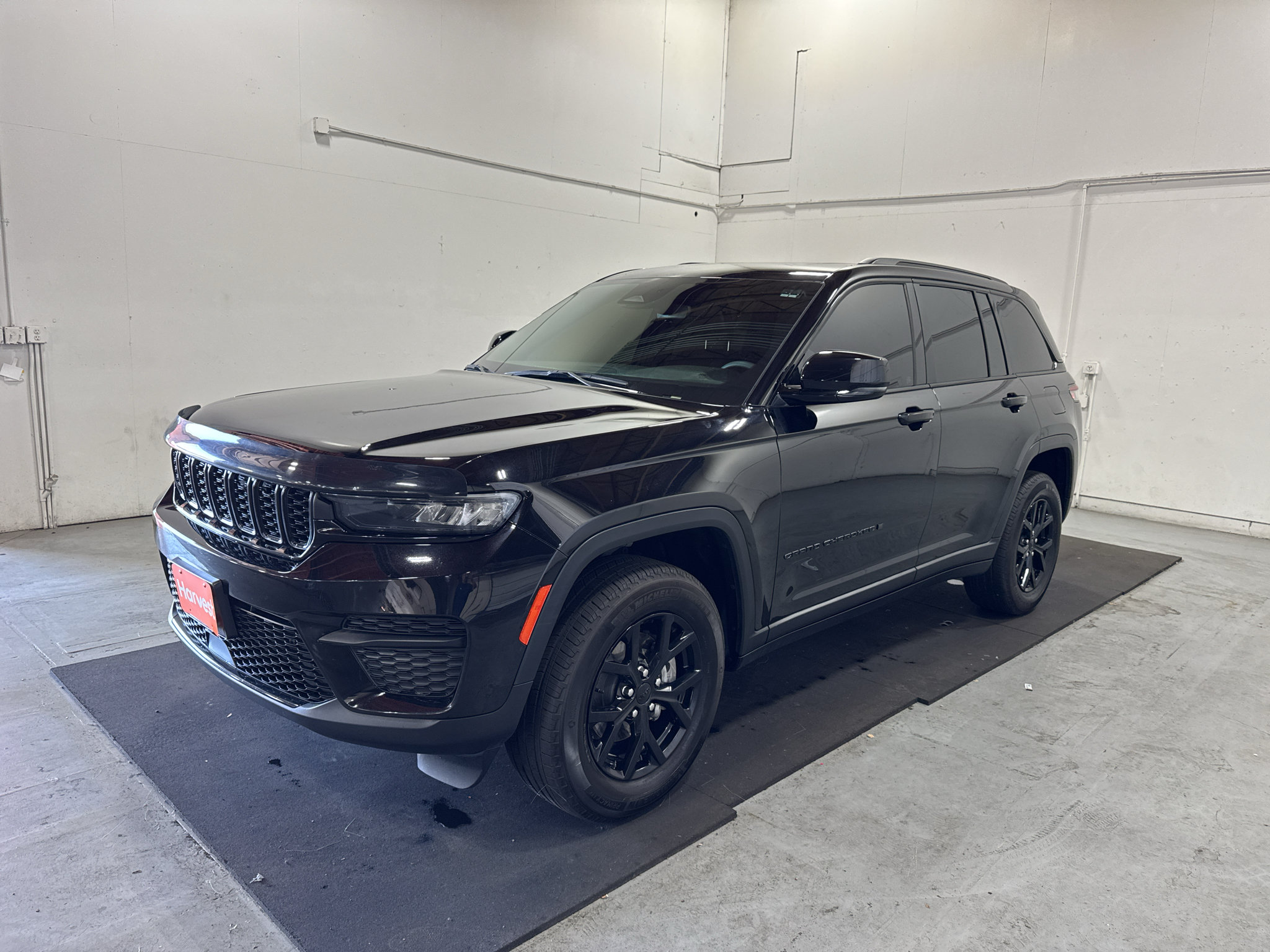 Used 2024 Jeep Grand Cherokee Altitude AWD/4WD image 3