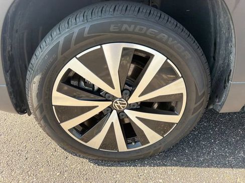 Certified 2022 Volkswagen Taos SE FWD image 25