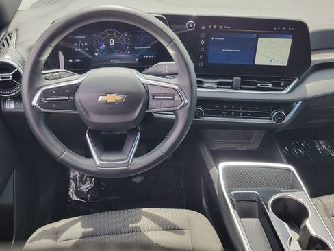 Used 2025 Chevrolet Equinox LT w/ Safety and Technology Package FWD image 6
