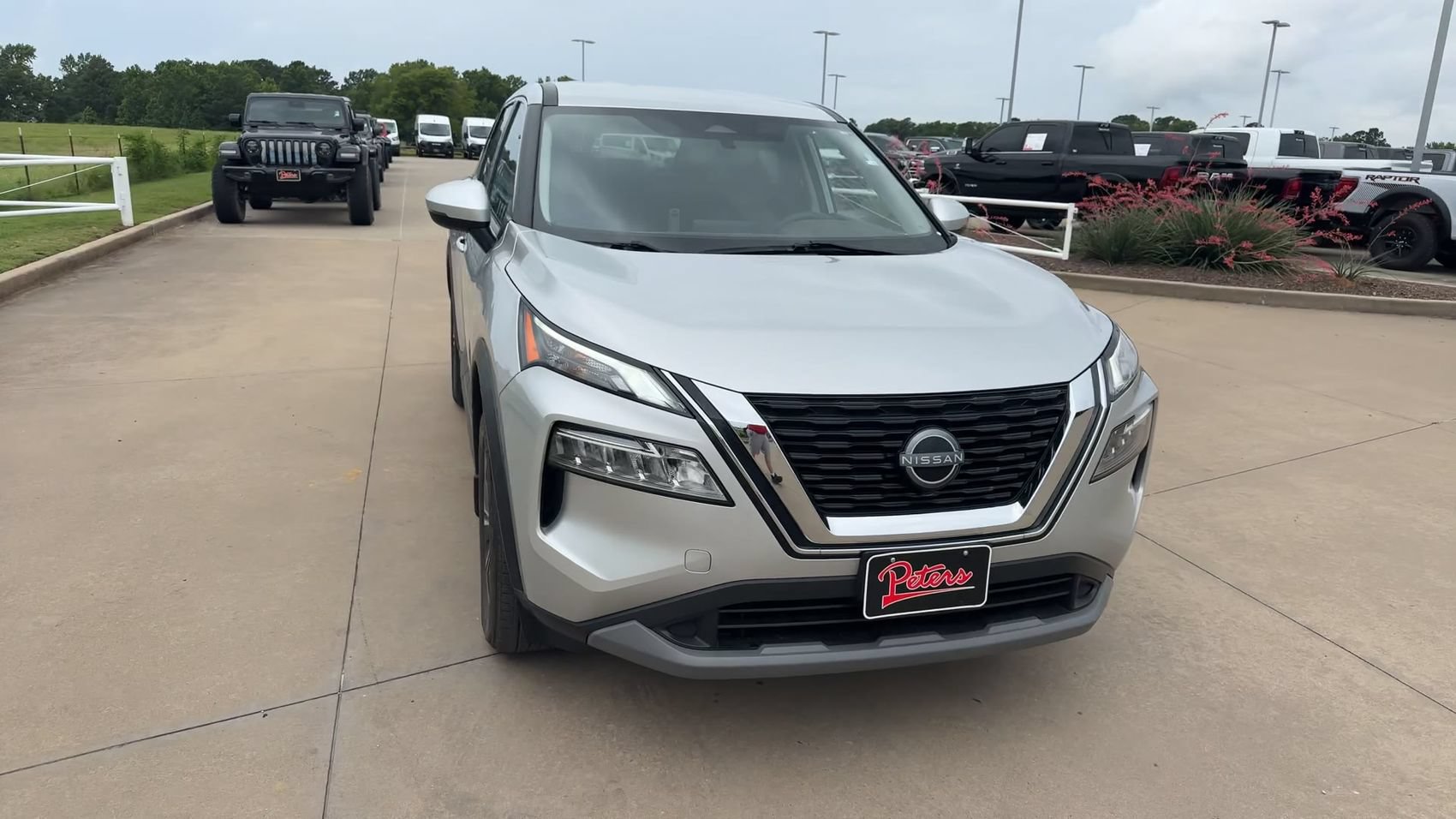 Used 2023 Nissan Rogue SV AWD/4WD image 4