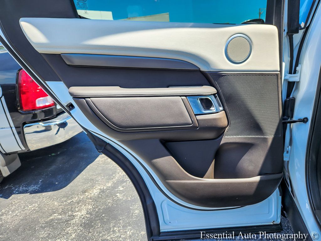 Used 2017 Land Rover Discovery HSE AWD/4WD image 18