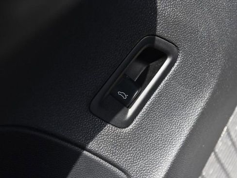 Certified 2025 Volkswagen Atlas SE FWD image 9