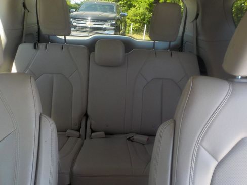 Used 2018 Chrysler Pacifica Touring-L image 25