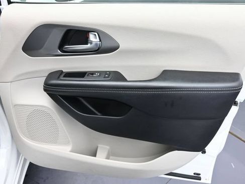 Used 2022 Chrysler Pacifica Touring-L FWD image 30
