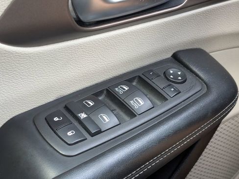 Used 2022 Chrysler Voyager LX FWD image 12