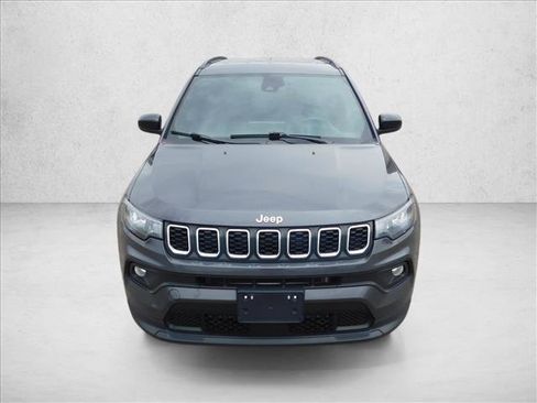 Used 2024 Jeep Compass Latitude AWD/4WD image 3