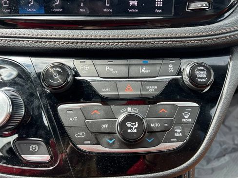 Used 2024 Chrysler Pacifica Pinnacle FWD image 15
