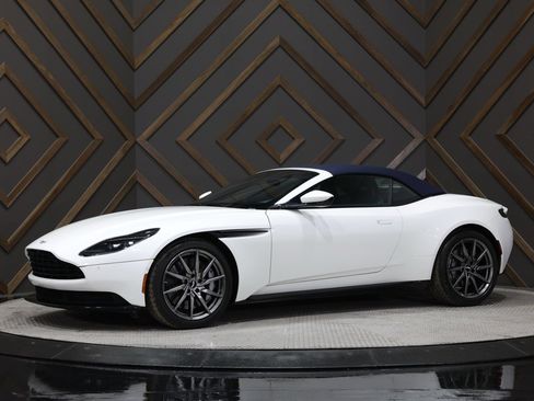 Used 2019 Aston Martin DB11 Volante image 2