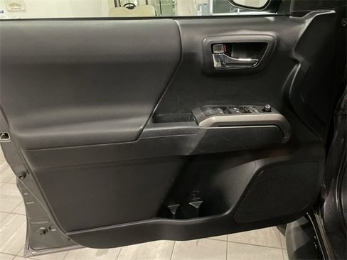 Used 2018 Toyota Tacoma TRD Sport image 11