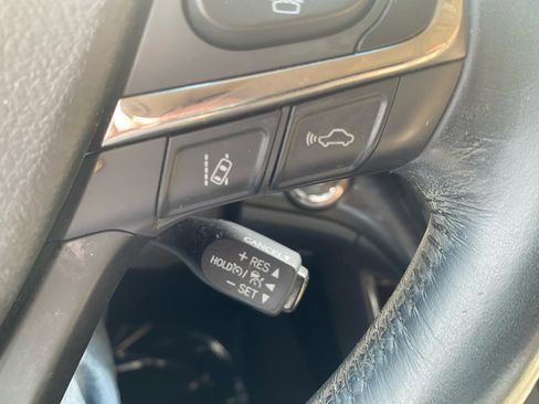 Used 2017 Toyota Avalon Limited image 19