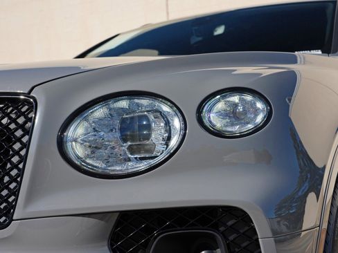 Used 2022 Bentley Bentayga AWD/4WD image 65
