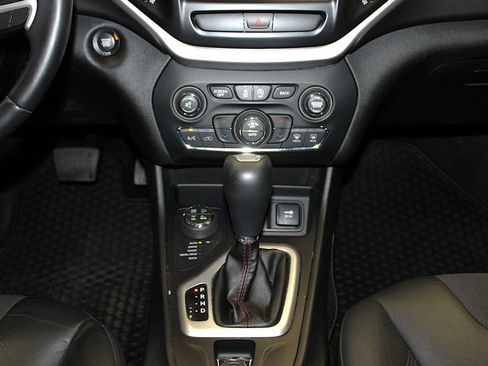 Certified 2017 Jeep Cherokee Trailhawk w/ Comfort/Convenience Group AWD/4WD image 23