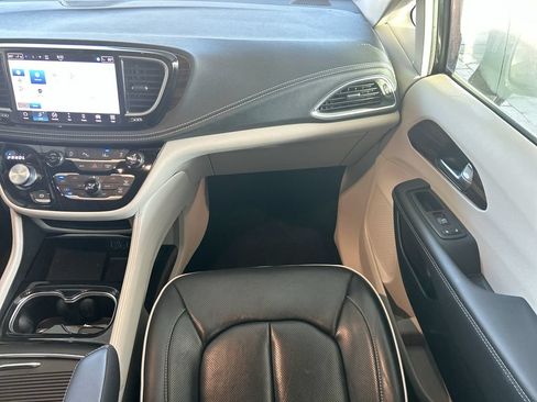 Used 2023 Chrysler Pacifica Limited FWD image 38