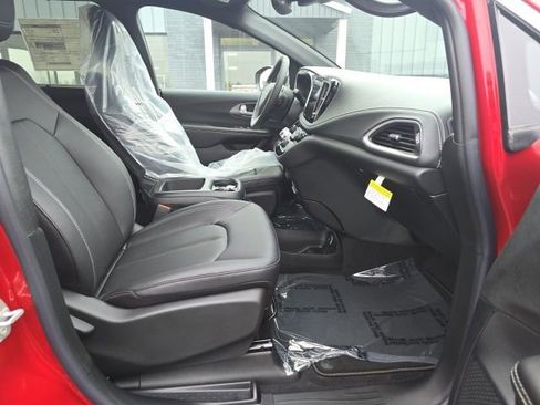 New 2026 Chrysler Pacifica Select image 30