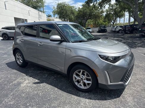 Used 2023 Kia Soul LX w/ Option Group 015 FWD image 4