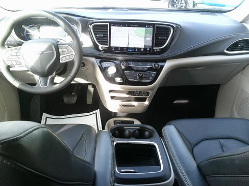 Used 2024 Chrysler Pacifica Select image 19